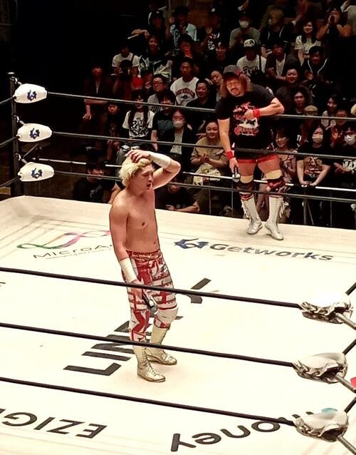 リング上で次のシングル戦がGHCヘビー級王座次期挑戦者決定戦だと“合意”した清宮海斗(手前)と内藤哲也
