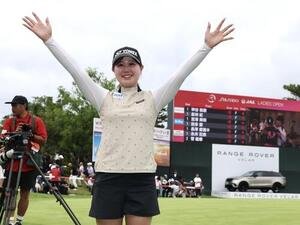 2回目のプレーオフを制し、初優勝を決めバンザイする倉林紅(撮影･宮地輝)