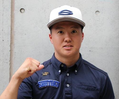 初戦を突破し笑顔でガッツポーズする修徳･長内栄翔(撮影･田島優大)
