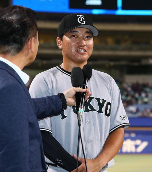 中日対巨人プロ初本塁打を放ちヒーローインタビューを受ける巨人笹原操希(撮影･加藤哉)
