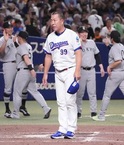 中日対巨人　試合後、観客にあいさつをする井上一樹監督(撮影･森本幸一)