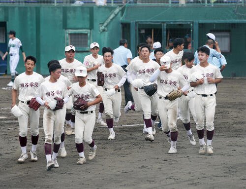 四谷学院対つくば秀英　つくば秀英に勝利し駆け出す四谷学院の選手たち(撮影･小島史椰)