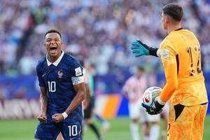 パラグアイのGKオーランド･ヒルの握手を拒否したように見えるフランス代表エムバペ(AP)