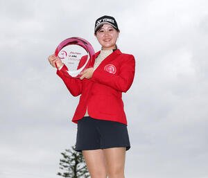 初優勝しトロフィーを手に笑顔の倉林紅(撮影･宮地輝)