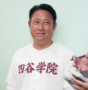 四谷学院対つくば秀英　つくば秀英に勝利し、公式戦初勝利を飾り囲み取材に応じる四谷学院･本村幸雄監督(撮影･小島史椰)