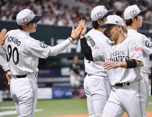 ソフトバンク対ロッテ　ロッテに勝利し、小久保裕紀監督(左)らソフトバンクナインとハイタッチする近藤健介(撮影･岩下翔太)