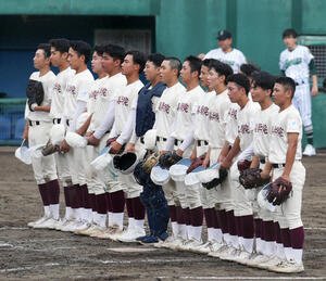 四谷学院対つくば秀英　つくば秀英に勝利し校歌を歌う四谷学院の選手たち(撮影･小島史椰)