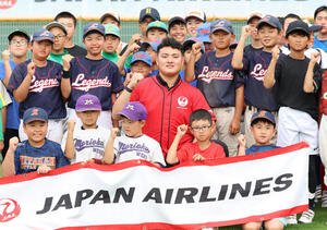 故郷交流イベントで子どもたちと記念撮影する佐々木麟太郎(撮影･増田悦実)