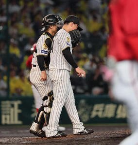 阪神対広島　4回表広島1死一、二塁、村上頌樹は佐藤啓介の投ゴロを二塁に悪送球し坂本誠志郎と話し合う(撮影･宮崎幸一)