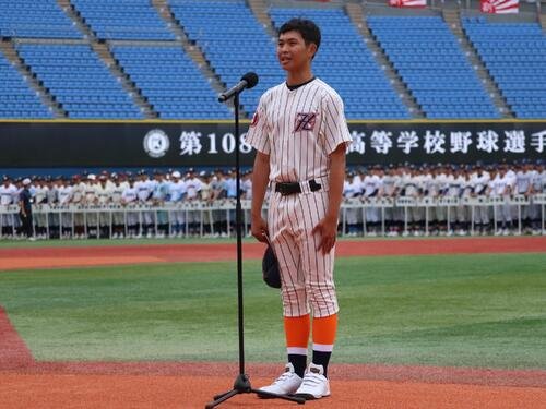 神奈川大会開会式で選手宣誓する逗子葉山の大岩武蔵主将(撮影･保坂淑子)