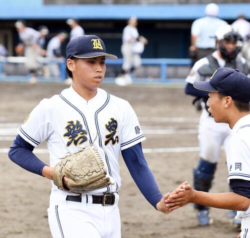 磐田農対伊豆総合　6回を三者凡退に抑え、タッチで迎えられる磐田農･寺田(左)