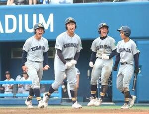 桜丘戦の7回、走者一掃の適時打で生還し歓喜する小山台の選手たち(撮影･栗林真菜)