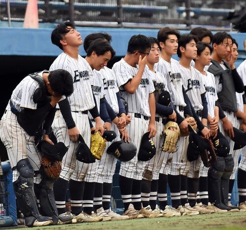 静岡西対浜松江之島　初戦敗退に天を仰ぐ浜松江之島･高塚(左から2人目)　