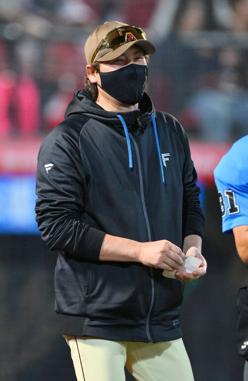 楽天対日本ハム　交代を告げ笑顔で引き揚げる日本ハム新庄剛志監督(撮影･滝沢徹郎)