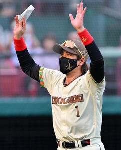 楽天対日本ハム　試合前にメンバー表の交換を終えた日本ハム新庄剛志監督はファンに手を振る(撮影･滝沢徹郎)