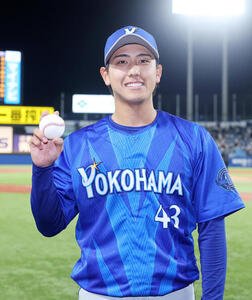 ヤクルト対DeNA　初勝利し笑顔を見せるDeNA深沢鳳介(撮影･鈴木正人)