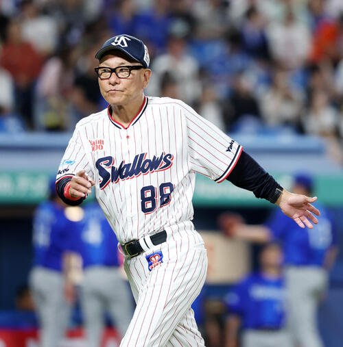 ヤクルト対DeNA　7回表、投手交代を告げるヤクルト池山隆寛監督(撮影･鈴木正人)