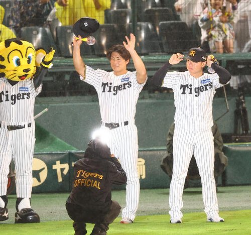 阪神対広島　ヒーローインタビューを終えた前川右京(左)と村上頌樹はファンの歓声に応える(撮影･上田博志)