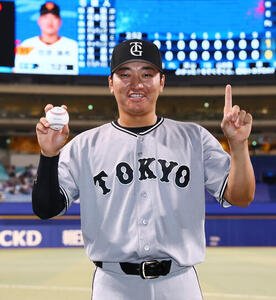 中日対巨人プロ初本塁打を放った巨人笹原操希は笑顔で写真に納まる(撮影･加藤哉)