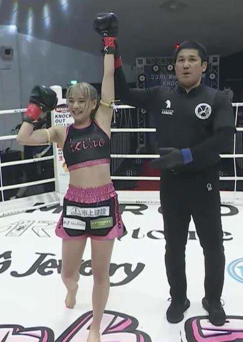 勝ち名乗りを受けるKiho(左)(KNOCK OUT公式YouTubeから)