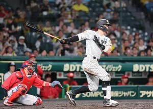 阪神対広島　5回裏阪神1死一、二塁、佐藤輝明は右前打を放ち、失策と悪送球の間に自らも生還。3点勝ち越しに成功する(撮影･宮崎幸一)