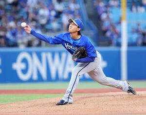 ヤクルト対DeNA　力投するDeNA先発の深沢鳳介(撮影･鈴木正人)
