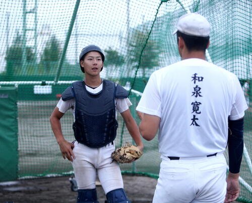 投球練習後に振り返りをする荒川陽希(撮影･木村有優)