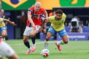 サッカーワールドカップ北中米大会　決勝トーナメント2回戦　ブラジル―ノルウェー　前半、競り合うノルウェーのハーランド⑨とブラジルのマルキーニョス=内田光撮影