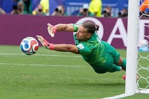 ブラジル対ノルウェー　前半ブラジルのPKを止めるノルウェーのGK二ラン(AP)