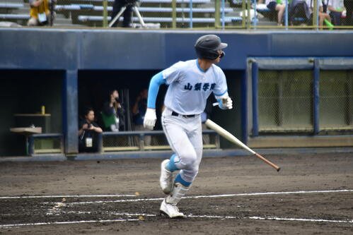 左越え特大本塁打を放った山梨学院の菰田(撮影･平山連)
