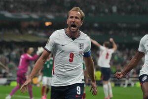 チーム3点目となるPKを決め喜ぶイングランドFWケイン(AP)