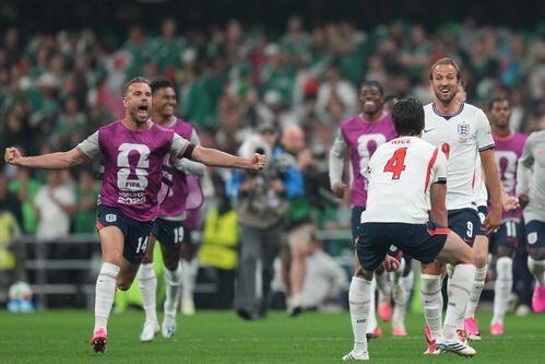 メキシコに勝利しチームメートに駆け寄るジョーダン･ヘンダーソン(AP)