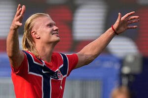 ハーランド、上半身裸でノルウェー王女とハグ｢ロイヤルな祝福！｣“勝利の女神”との抱擁が話題