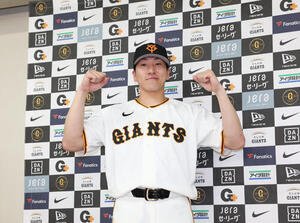 オールスターゲームのファン投票で選ばれ笑顔でガッツポーズをする巨人大勢(撮影･増田悦実)