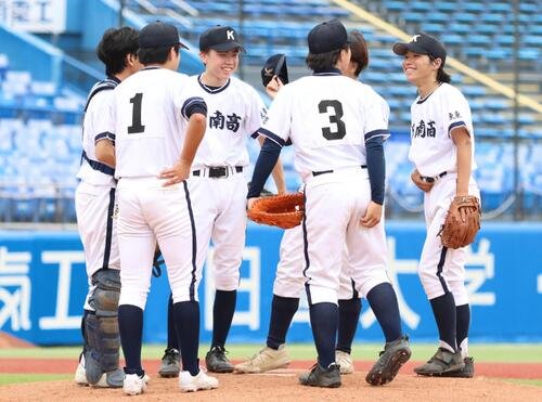 第108回全国高校野球東東京大会　2回戦　葛西南対二松学舎大付　マウンドに集まる葛西南の選手たち(撮影･栗林真菜)