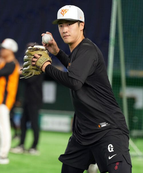 巨人対阪神　ノックを受ける巨人西舘勇陽(撮影･たえ見朱実)