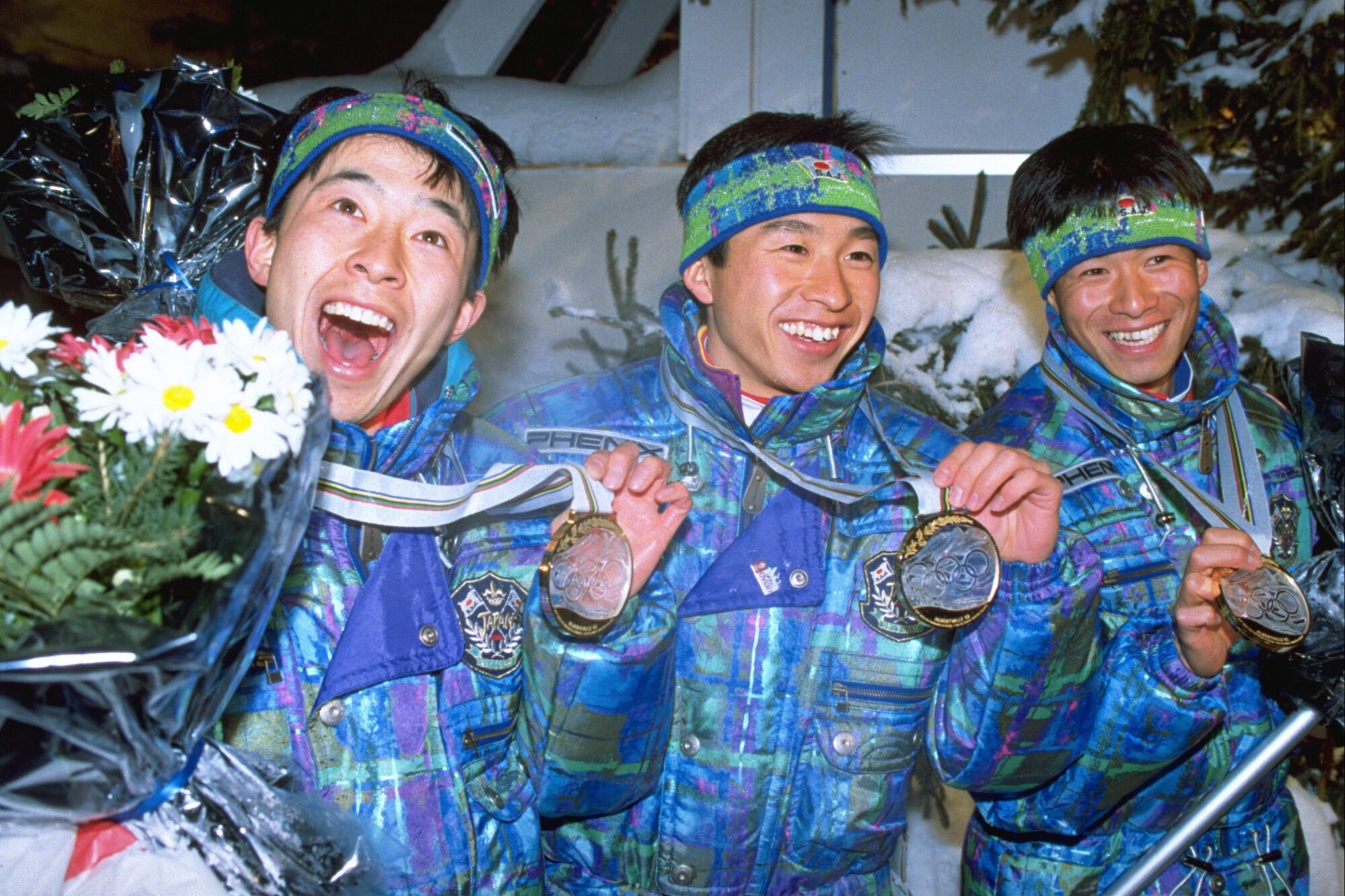 1992年アルベールビル冬季五輪、ノルディック複合団体で金メダルを獲得して喜び合う日本チーム。左から三ケ田礼一、荻原健司、河野孝典