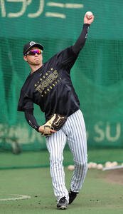 キャッチボールで調整する阪神近本光司(撮影･西尾就之)