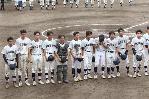 試合後、スタンドに向かって整列する国際基督教大高の選手たち(撮影･田島優大)