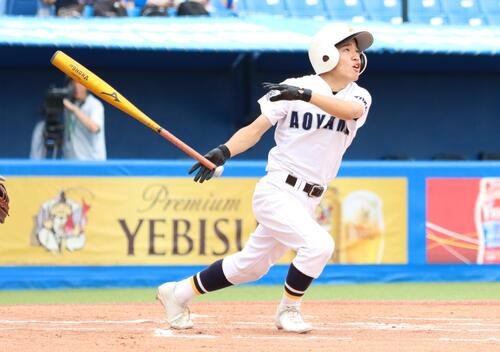 青山対大森　走者一掃の適時三塁打を放った青山･鶴留祐太(撮影･栗林真菜)
