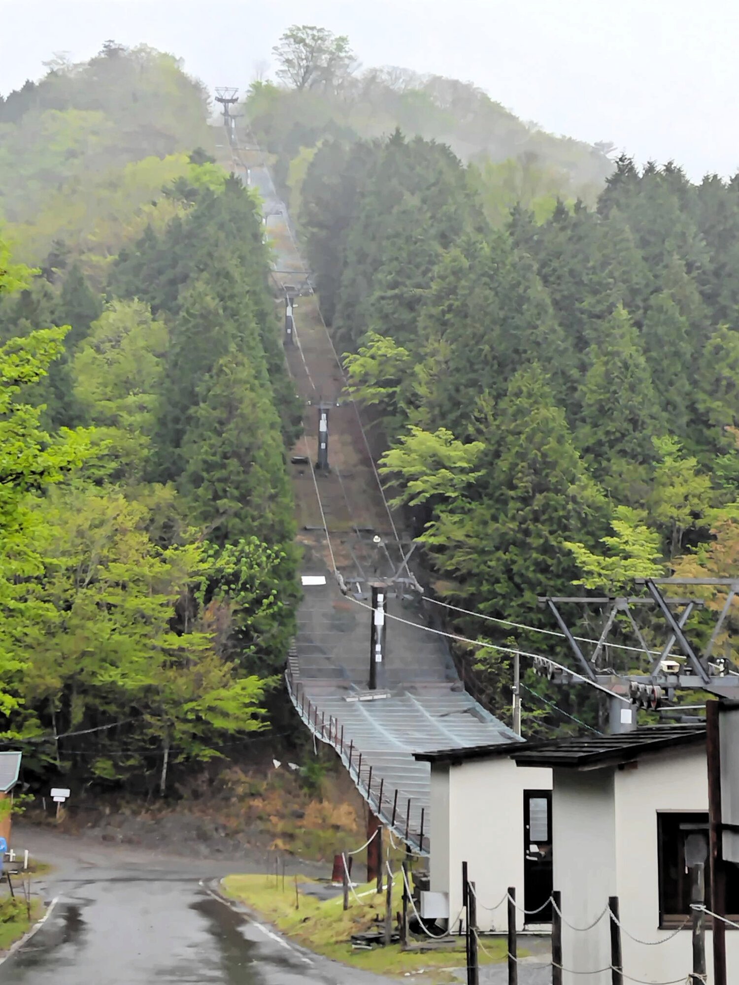 撤去か利活用か、今後検討されるリフト=2026年5月、宮崎県五ケ瀬町、具志堅直撮影