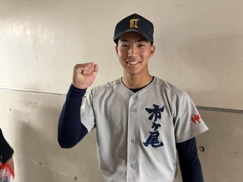 好救援した市ケ尾の中山優太朗は笑顔でガッツポーズ