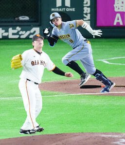 巨人対阪神　6回表阪神2死一、二塁、2点適時二塁打を放つ佐藤輝明。投手高梨雄平(撮影･江口和貴)