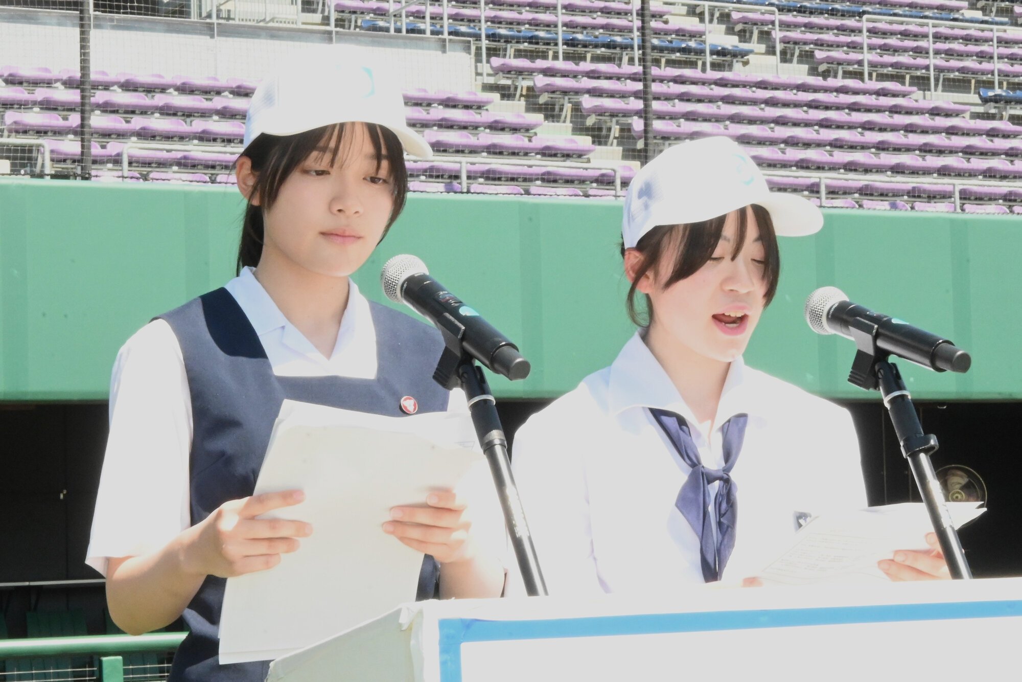 開会式で司会を務める黒沢尻北の八重樫心結さん(左)と盛岡三の服部和香さん=2026年7月7日午後2時5分、盛岡市のきたぎんボールパーク、坂田達郎撮影