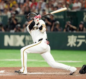 巨人対阪神　7回裏巨人2死満塁、中越えに3点適時二塁打を放つ坂本勇人(撮影･たえ見朱実)
