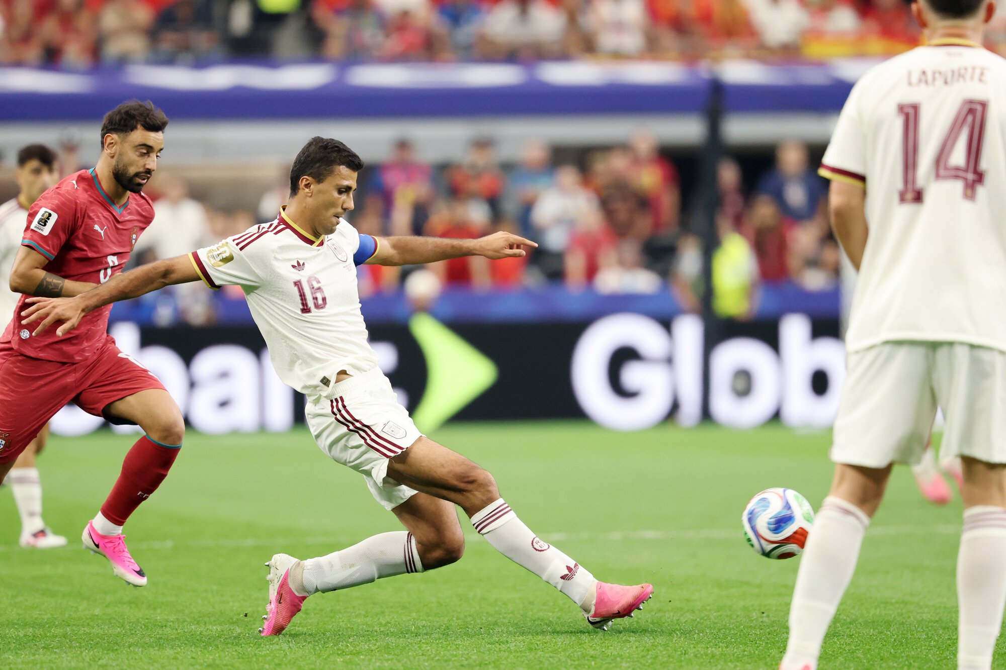 サッカーワールドカップ北中米大会　決勝トーナメント2回戦　ポルトガル―スペイン　前半、パスを出すスペインのロドリ⑯=内田光撮影