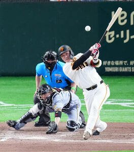 巨人対阪神　7回裏巨人2死満塁、3点適時二塁打を放つ代打坂本勇人(撮影･江口和貴)