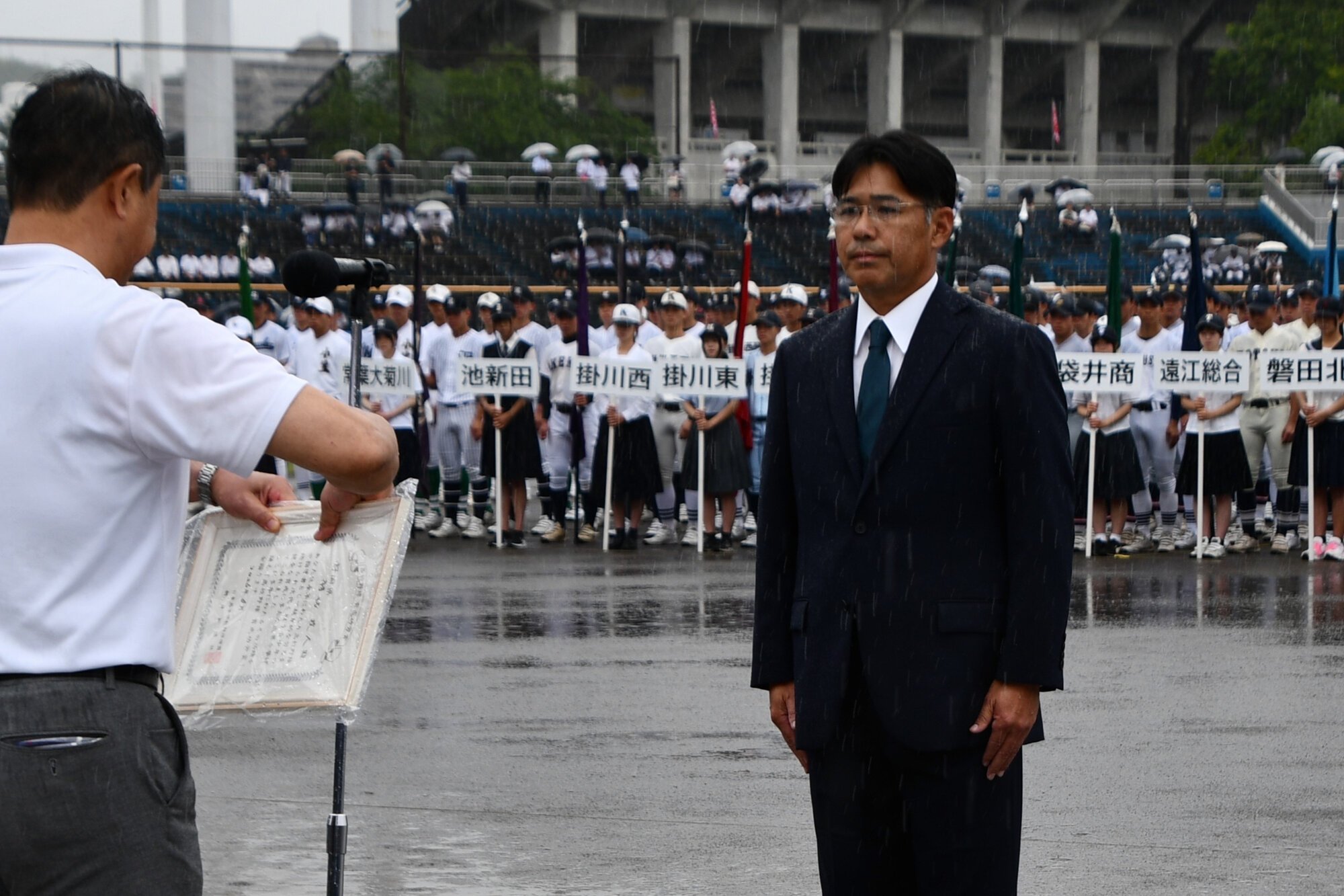 育成功労賞を受ける浜松城北工の羽切政人監督=2026年6月28日午前10時59分、しずスタ草薙、滝沢貴大撮影
