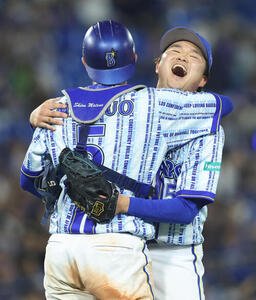 DeNA対中日　完封勝利のDeNA石田裕太郎は、捕手松尾汐恩と抱き合って喜ぶ(撮影･河田真司)(撮影･河田真司)