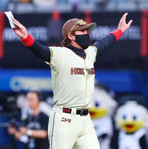 ロッテ対日本ハム　メンバー表の最終確認を終え、ファンの声援に応える日本ハム新庄剛志監督(撮影･野上伸悟)